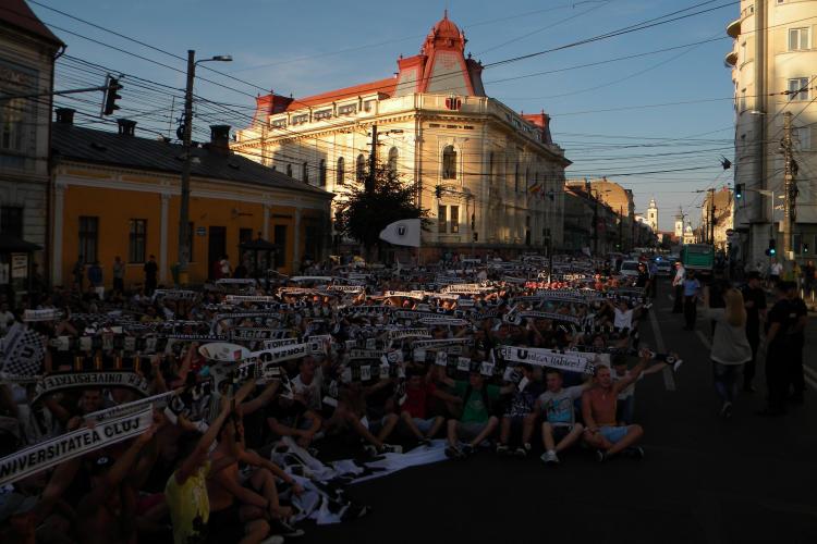 Suporterii U Cluj protestează pe Bulevardul Eroilor