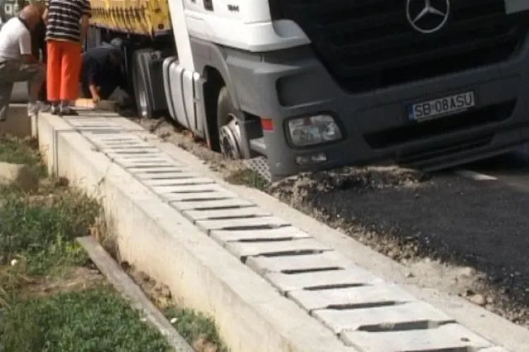 Lucrări de mântuială pe DN 1C între Dej și Baia Mare. TIR -urile se ”scufundă” în asfalt - VIDEO