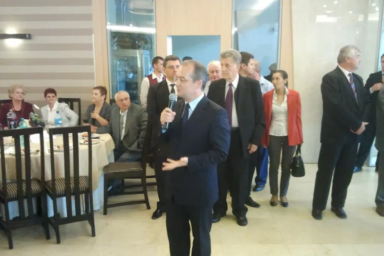 Petrecere cu 1700 de pensionari la Cluj. Emil Boc a fost aclamat, iar apoi le-a promis abonamente pe RATUC și subvenție la căldură - VIDEO