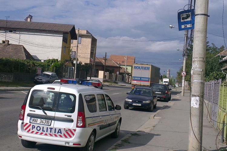 Abuzuri ale Poliției Române la Cluj! Mașina de poliție e parcată în stația de autobuz ȘTIREA CITITORULUI