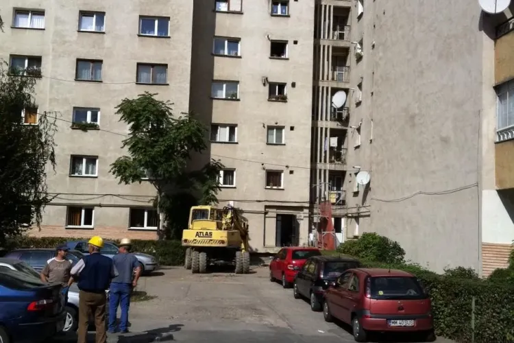 La un bloc cu 8 etaje din Cluj, locatarii își mai construiesc câte o cameră de 20 de metri pătrați pe exteriorul imobilului - FOTO