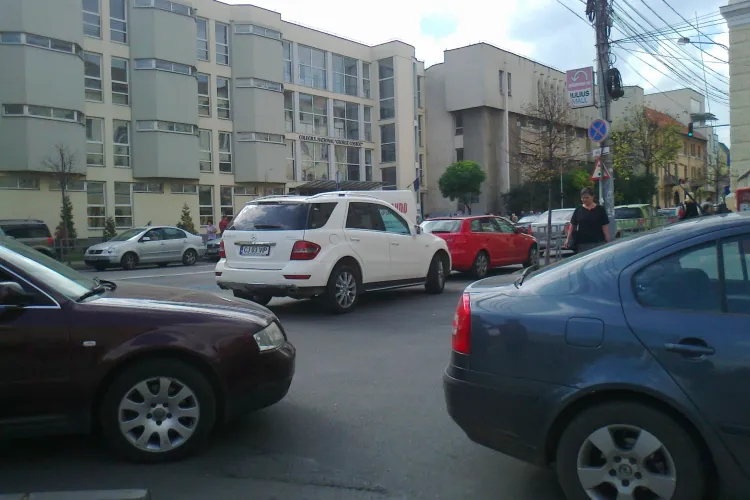 Așa parchează ȘMECHERII pe Avram Iancu, vis-a-vis de Liceul Coșbuc - FOTO