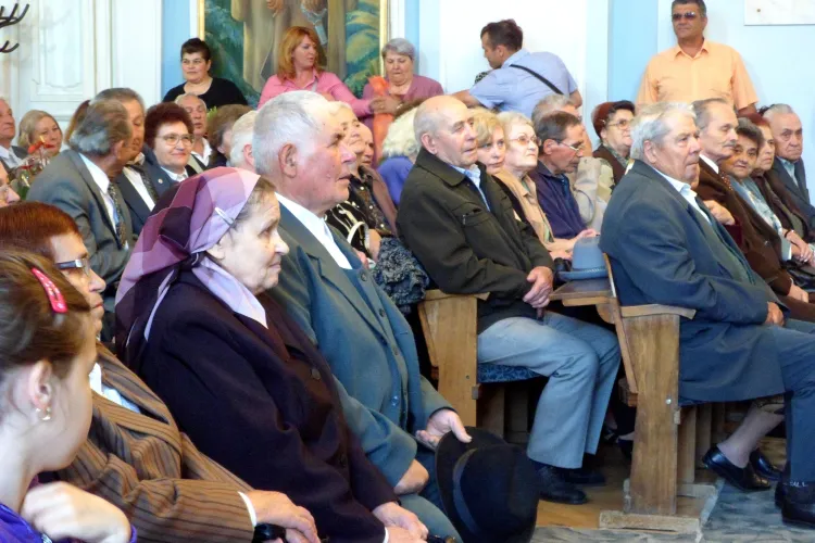 1.700 de pensionari clujeni beau și mănâncă în 1 octombrie pe banii Primăriei. S-au alocat 120.000 de lei cu SCANDAL