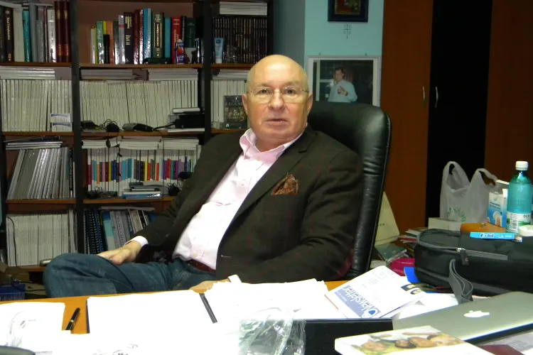 Profesorul Mihai Lucan a primit Crucea Patriarhală de la Patriarhul Daniel