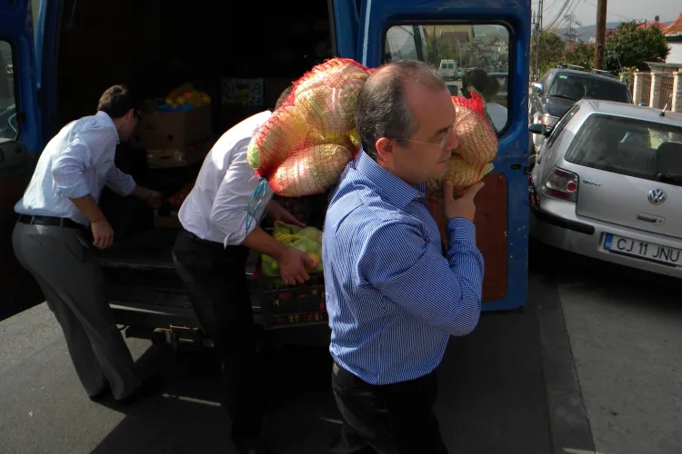 Emil Boc a cărat saci cu legume la o casă de tip familial. Producătorii de la Ziua Recoltei au donat 2 tone VIDEO și FOTO