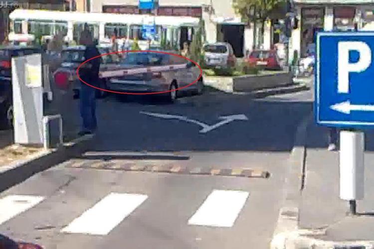 O șoferiță a avariat bariera de la parcarea din Piața Unirii! A confundat accelerația cu FRÂNA VIDEO