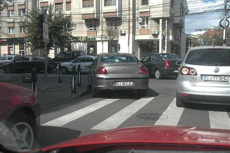 Mașinile Consiliului Județean Cluj parchează în plină stradă - FOTO