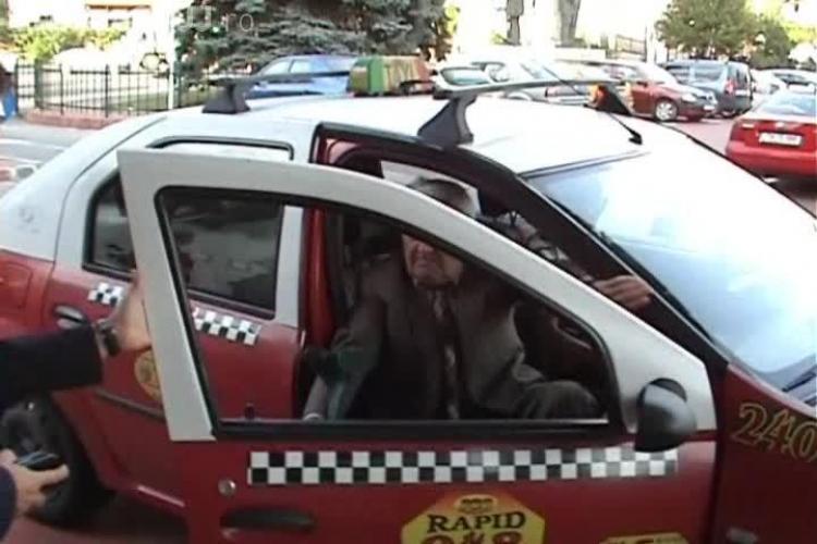 Pensionarii au mers cu taxiul la petrecerea de la Hotelul Napoca, organizată pe banii Primăriei -  VIDEO