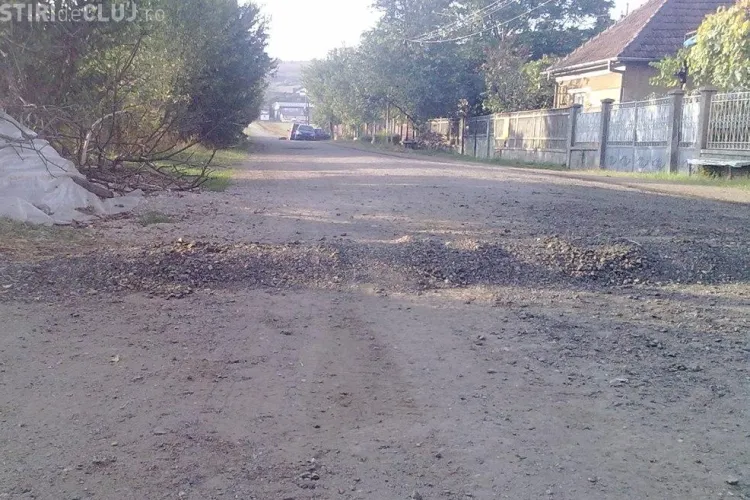 În Sânnicoara, oamenii și-au montat singuri limitatoare de viteză pe o stradă - FOTO