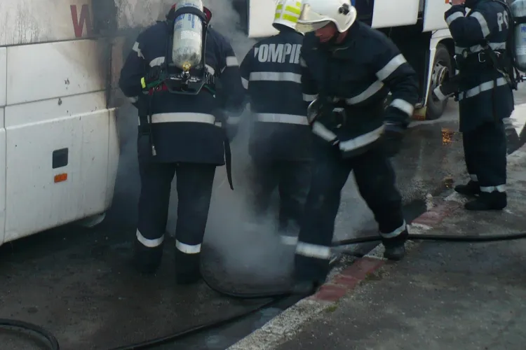Un TIR a luat foc pe Autostrada Transilvania! În TIR erau spray -uri, care au explodat