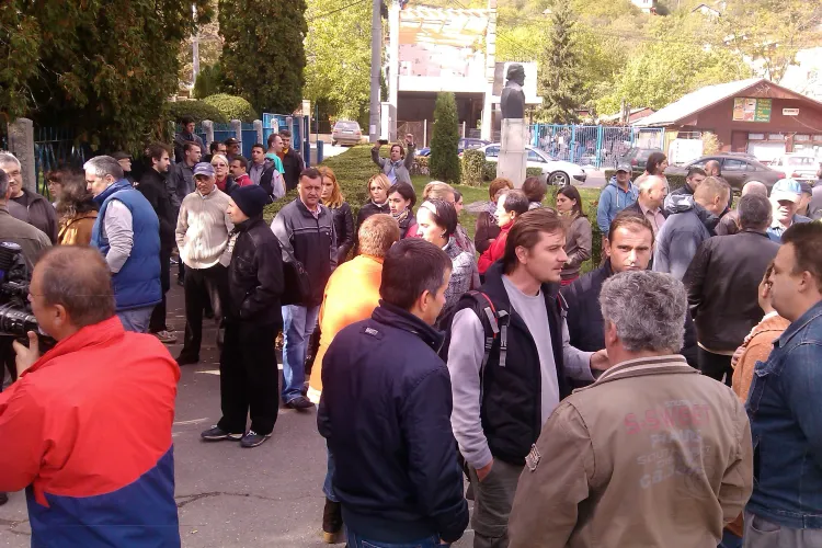 Directorul TVR Cluj, Romeo Couți, a PROTESTAT în fața instituției împotriva disponibilizărilor - FOTO și VIDEO