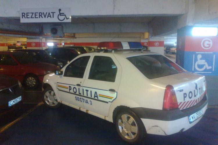 Mașină de poliție parcată la Iulius Mall pe două locuri pentru persoanele cu handicap - FOTO