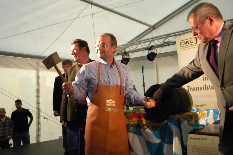 Emil Boc a dat cep unui butoi cu bere germană în Piața Unirii - IMAGINI UNICE - VIDEO și FOTO