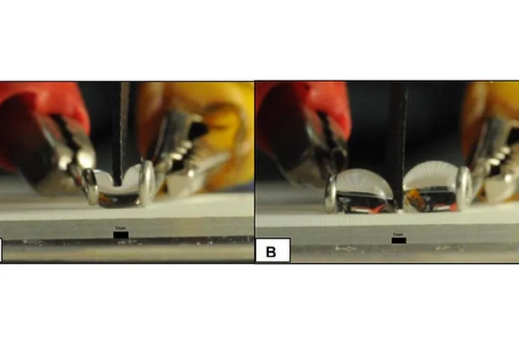 Inovație în domeniul științific: CUțitul care taie o picătură de apă în două