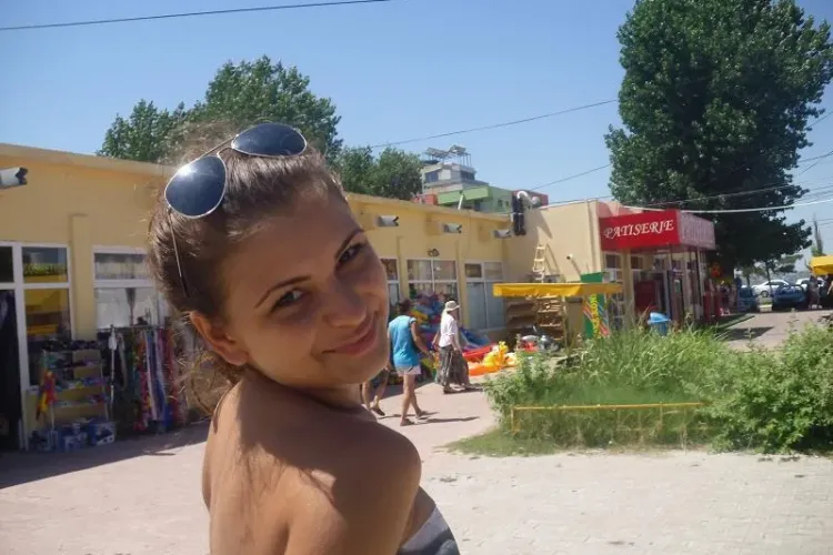 Tânăra care a scuipat și umilit o elevă este din Brăila - FOTO