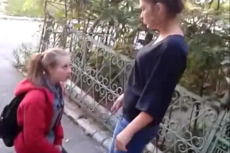 Elevă scuipată și forţată să-i pupe piciorul altei fete - VIDEO ȘOCANT  