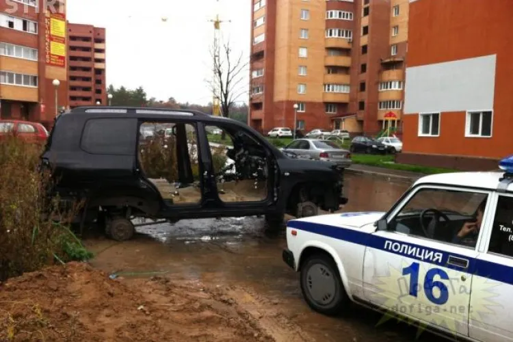 Au furat motorul şi i-au lăsat caroseria. Vezi cum se fură Rusia FOTO