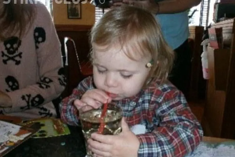 Incompetența unui chelner putea să îl ucidă. Vezi ce a pățit un copil de 2 ani