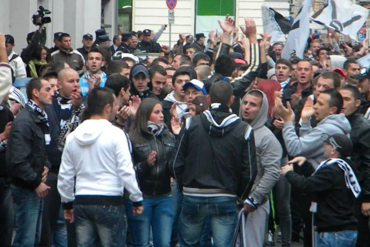 Suporterii U Cluj au ocupat orașul. Pe unii clujeni i-au ORIPILAT cu noua lor scandare - VIDEO