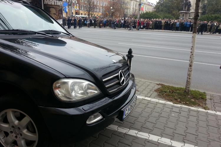 Ștefan Dimitriu, boss -ul de la Camera de Comerț Cluj, și-a parcat mașina 4x4 pe trotuar de Ziua Armatei - FOTO