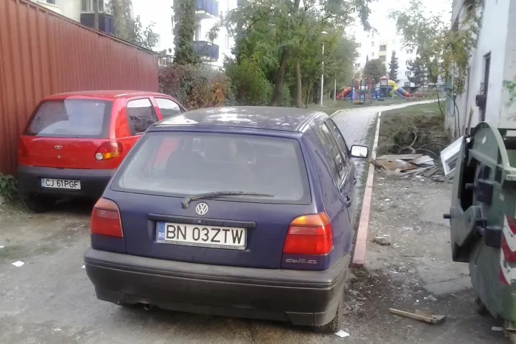 Mașină parcată pe aleea unui parc din Mănăștur - FOTO