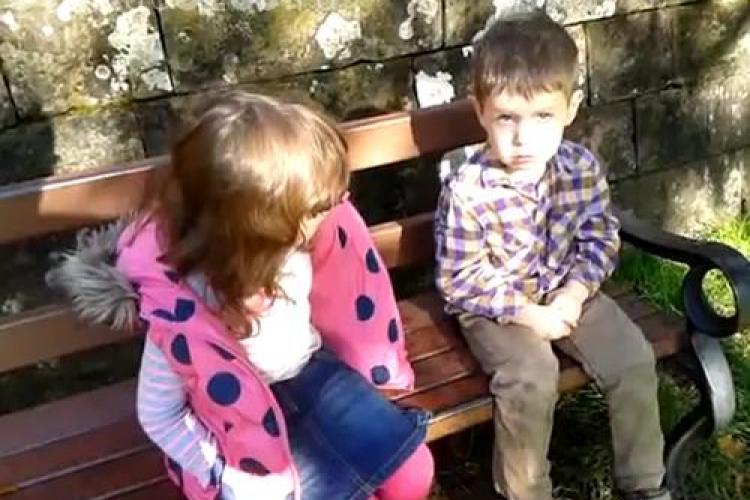 O fetiță de 4 ani își ceartă fratele mai mic: ”Trebuie să fii puţin mai tare” - VIDEO AMUZANT