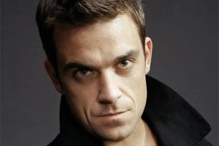 Robbie Williams îmbrățișează femei GOALE pe scenă FOTO