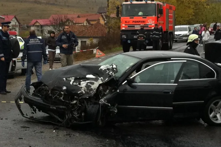 Accident în Corpadea. Un BMW s-a făcut praf după ce a lovit o camionetă - VIDEO