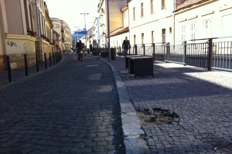 Se fură piatra de granit pe pe pietonala de lângă Canalul Morii - FOTO