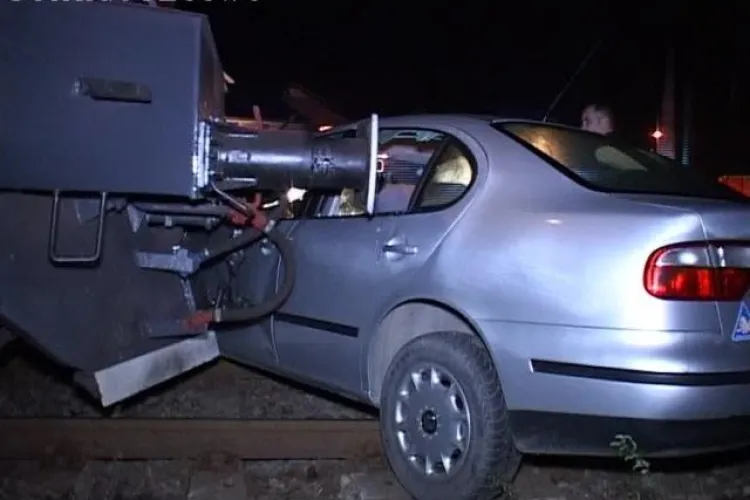 Mașină lovită de tren la Dej. Șoferul a scăpat cu viață, dar mașina s-a ÎNFIPT în tren - VIDEO