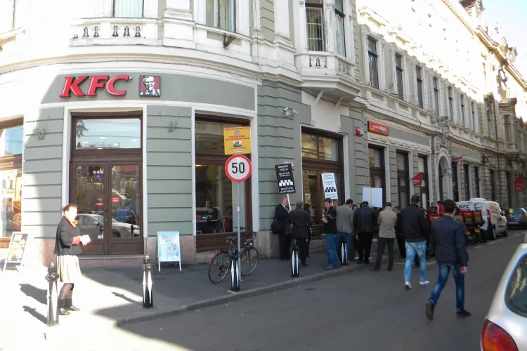 Ungurii vor să dea afară KFC din Piața Unirii și revendică jumătate din strada Iuliu Maniu: ”Ne fură! Restituiți proprietățile” - VIDEO