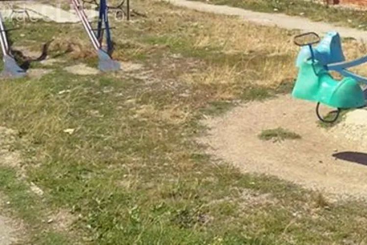 Un copil a căzut în cap de pe toboganul din curtea grădiniței din Sânnicoară