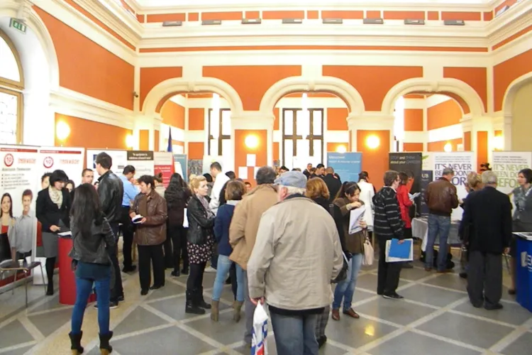 Târg de joburi la Cluj, organizat de un preot. Tinerii, momiți cu salarii de 500 de euro, dar firmele nu s-au înghesuit