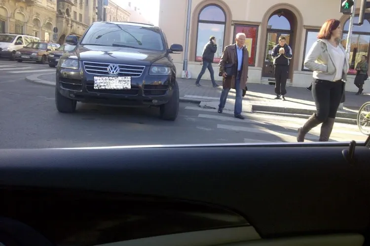 Așa parchează un băiat șmecher lângă VERTIGO! Și-a urcat mașina jumătate pe trotuar - FOTO