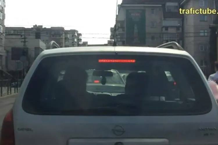 Cluj: Un șofer a făcut ȘOC în trafic când a văzut SCENA asta. Un tânăr ieșea pe jumătate dintr-o mașină - VIDEO