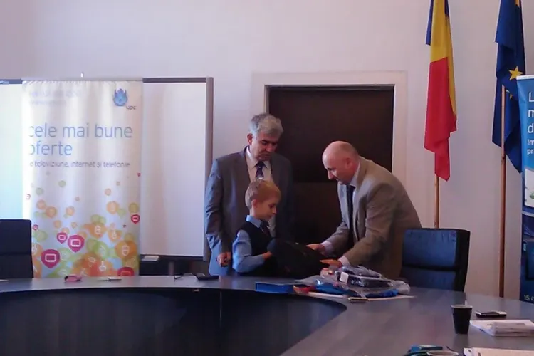 UPC Cluj a găsit bani pentru a premia numai un elev cu un laptop și rechizite în valoare de 500 de euro