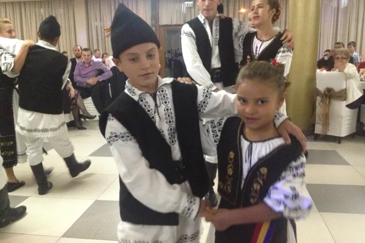 Copii de 9 ani din Palatca dansează la nunți pentru a aduna bani de costume populare. Merita un LIKE? - VIDEO