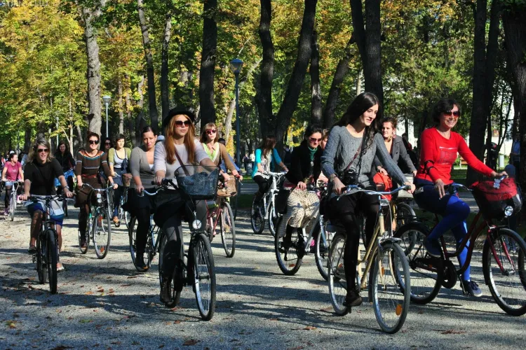 Femei și bărbați, în fustă pe bicicletă prin Cluj-Napoca - FOTO  
