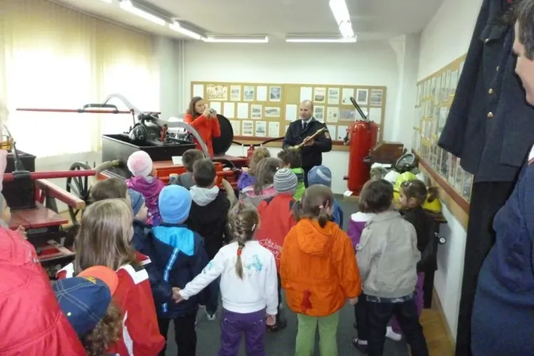 Copiii în vizită la ISU Cluj cu ocazia Zilei Internaționale pentru Reducerea Riscului Dezastrelor naturale