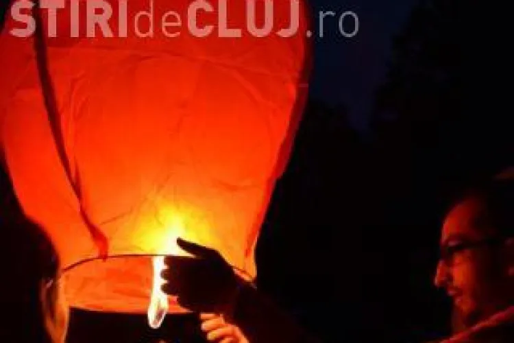 Lampioane plutitoare lansate pe lacul Chios, în Parcul Central