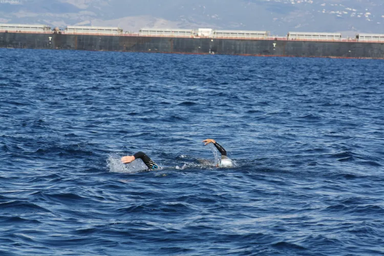 Doi membri ai Orca Swimming Club Cluj au traversat înot strâmtoarea Gibraltar - FOTO