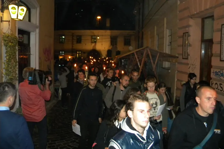 Elevii maghiari din Cluj au comemorat cu torțe martirii Revoluției de la 1956 din Ungaria - VIDEO și FOTO