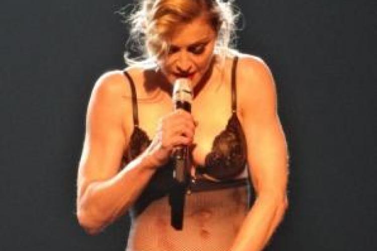 Madonna a făcut striptease şi a dedicat totul unei fetițe împușcate de talibani - VIDEO