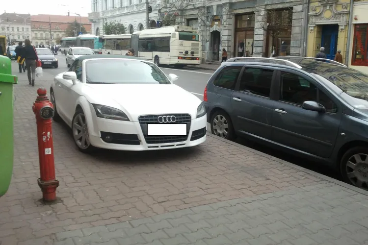 Și-a parcat Audi -ul TT pe trotuar, în zona ZERO a Clujului. Strada Memorandumului se transformă în parcare? - FOTO