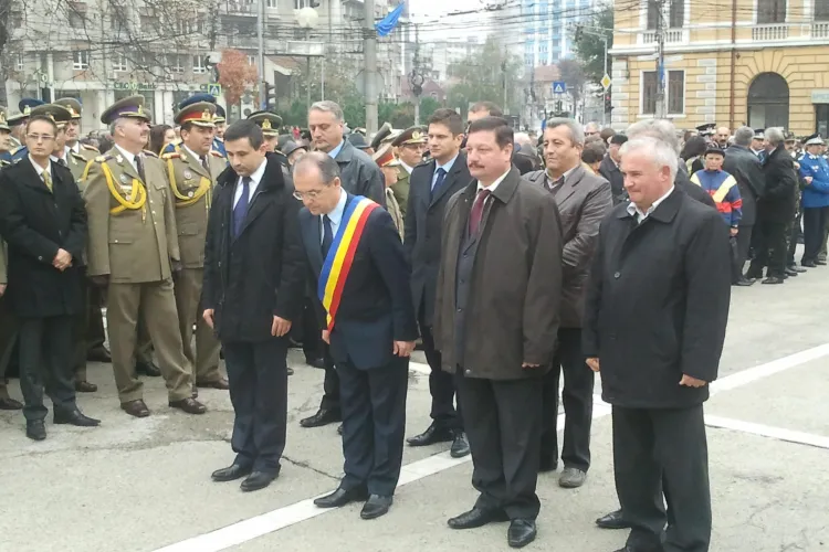 Ziua Armatei: Depuneri de coroane de flori la Monumentul Glorie Ostaşului Român din Piaţa Avram Iancu - FOTO și VIDEO