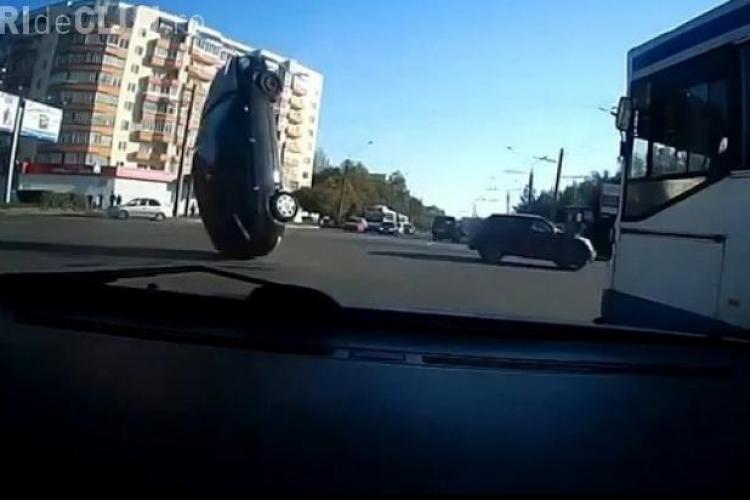 Accident spectaculos în Rusia. O mașină a agățat un cablu și s-a răsturnat - VIDEO