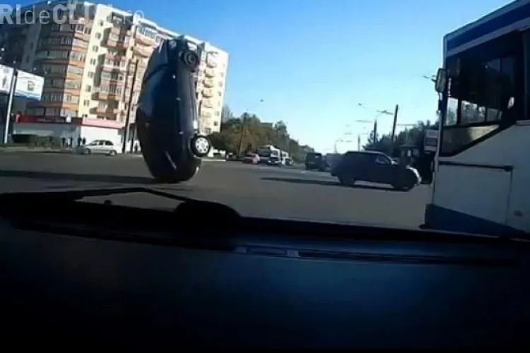Accident spectaculos în Rusia. O mașină a agățat un cablu și s-a răsturnat - VIDEO