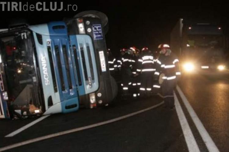 TIR răsturnat la ieșire din Turda spre Alba! 20 de viţei au murit în accident