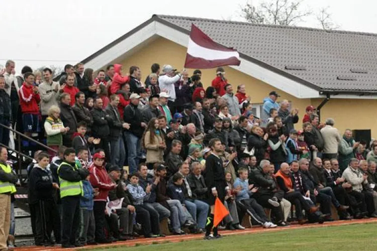 CFR Cluj a petrecut cu friptură, cârnați și pălincă la Sâncraiu. Echipa a inaugurat stadionul sătesc - FOTO