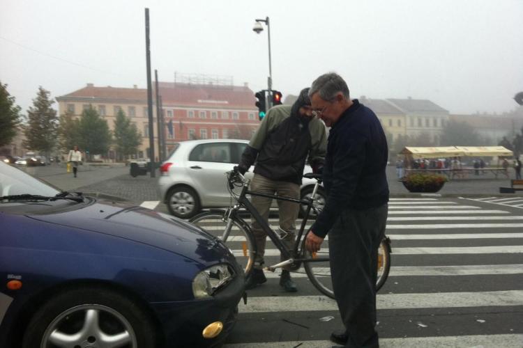 Biciclist lovit de o mașină în Piața Unirii, joi dimineața - FOTO